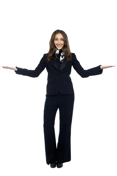 Air hostess welcoming the passengers — Stock Photo, Image