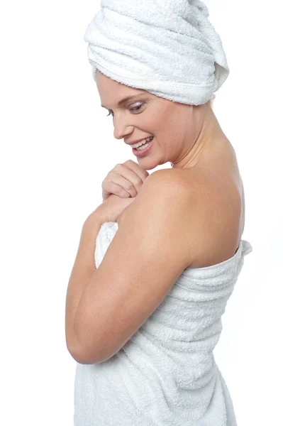 Kadın kendini sonra sıcak spa havlu katlama — Stok fotoğraf