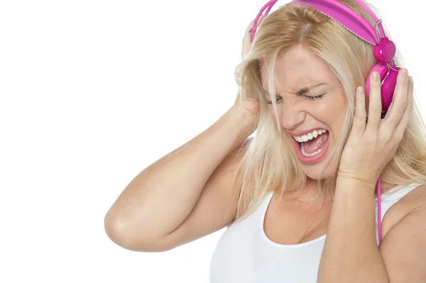 Blondynka krzyczy podczas słuchania muzyki rockowej — Zdjęcie stockowe