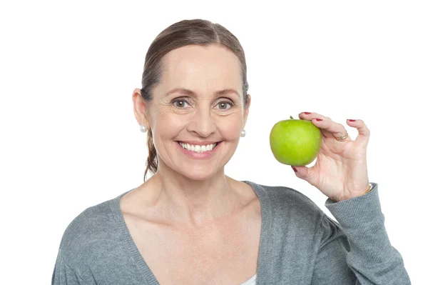 Gesundheitsbewusste Frau hält frischen grünen Apfel in der Hand — Stockfoto