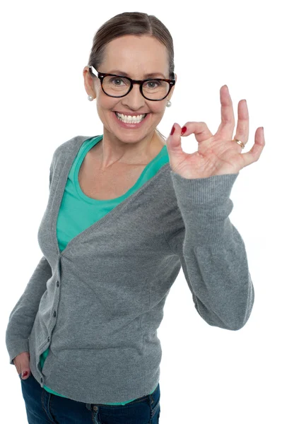 Mujer de moda haciendo gestos excelencia — Foto de Stock