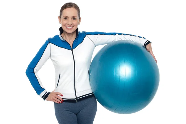 Bella donna in possesso di grande palla di pilato blu — Foto Stock