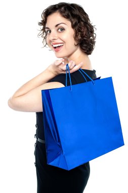 Shopaholic kadın holding alışveriş çantası