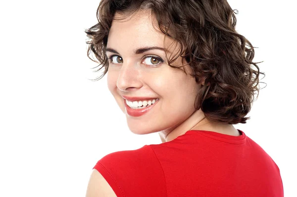 Usmívající se hezká žena v módní červené top — Stock fotografie