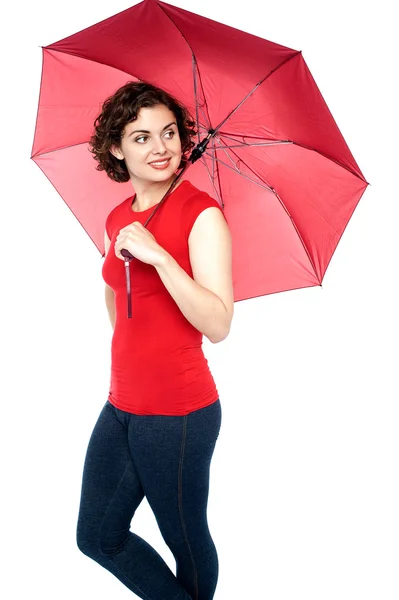 Junge Frau posiert unter Regenschirm — Stockfoto
