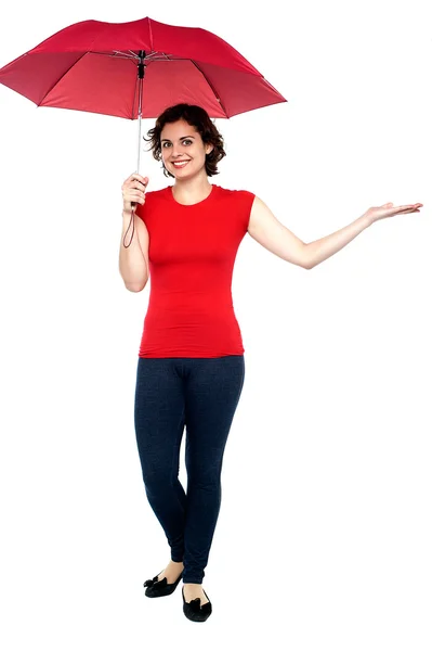 Νεαρή γυναίκα, θέτοντας κάτω από την ομπρέλα — Φωτογραφία Αρχείου