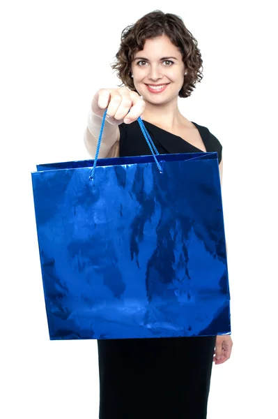 Shopaholic vrouwelijke bedrijf boodschappentas — Stockfoto