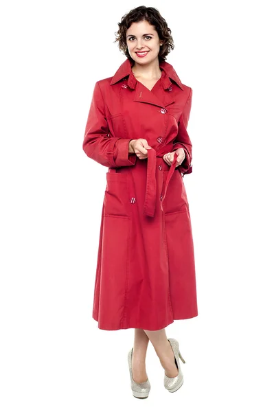 Kadın kırmızı bir paltoyla poz güzel moda — Stok fotoğraf