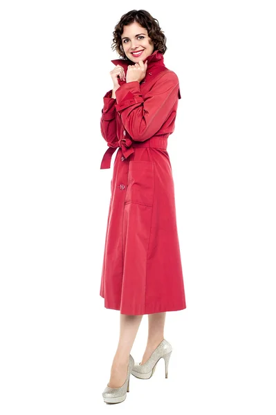 Schöne Modefrau posiert mit rotem Mantel — Stockfoto