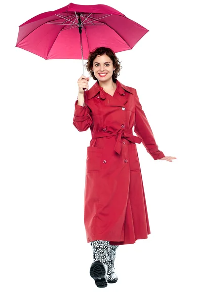 Улыбающаяся женщина с зонтиком — стоковое фото