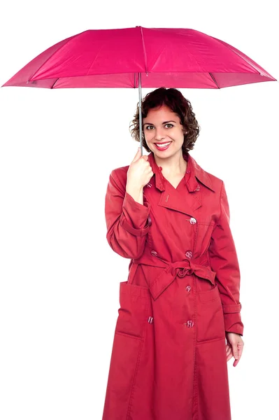 Femme souriante avec parapluie — Photo