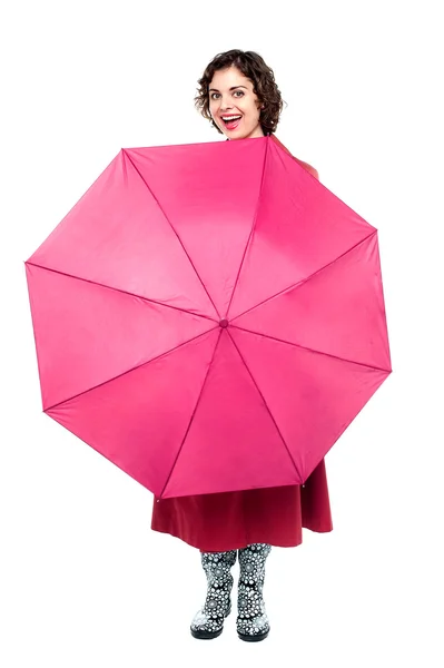 Femme souriante avec parapluie — Photo