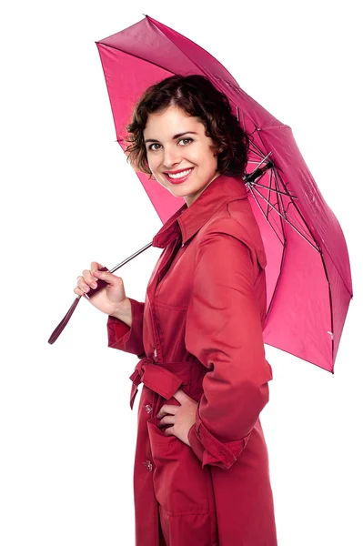 Lachende vrouw met paraplu — Stockfoto