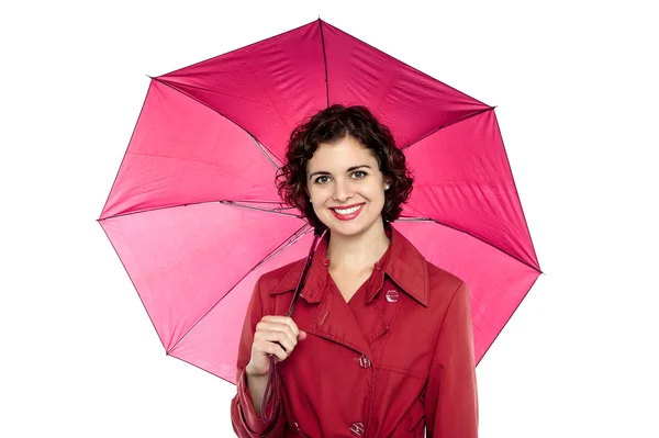 傘を持つ女性の笑みを浮かべてください。 — ストック写真