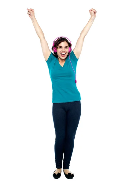 Young smiling woman listening to music — Stock Photo, Image