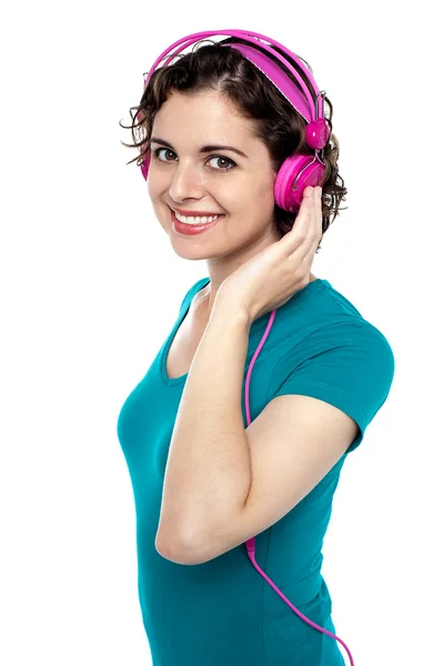 Young smiling woman listening to music — Stock Photo, Image