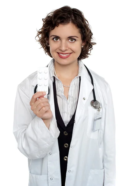 Médico de guardia con gafas mostrando tira de medicina —  Fotos de Stock