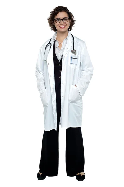 Säker läkare poserar — Stockfoto