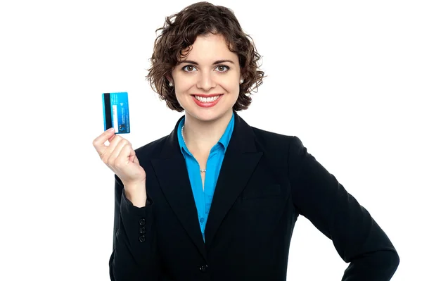 Mujer alegre sosteniendo su tarjeta de efectivo —  Fotos de Stock