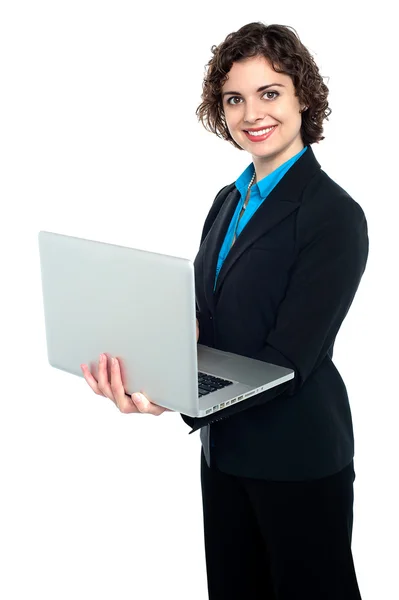 Веселий офісний працівник тримає ноутбук — стокове фото