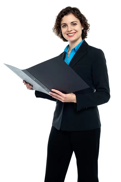 Empresária sorridente segurando sua pasta de arquivos — Fotografia de Stock