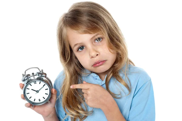 Девушка указывает на часы — стоковое фото