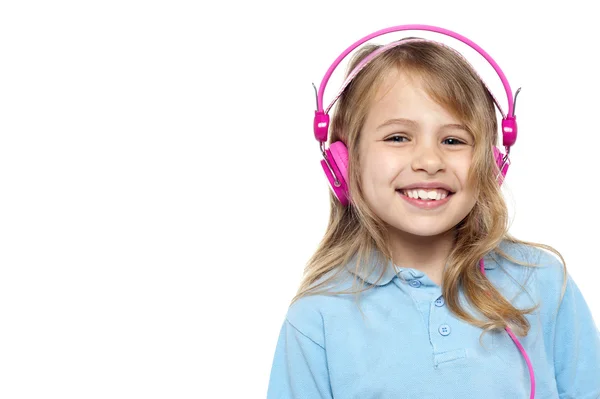 Chica bastante joven disfrutando de la música — Foto de Stock