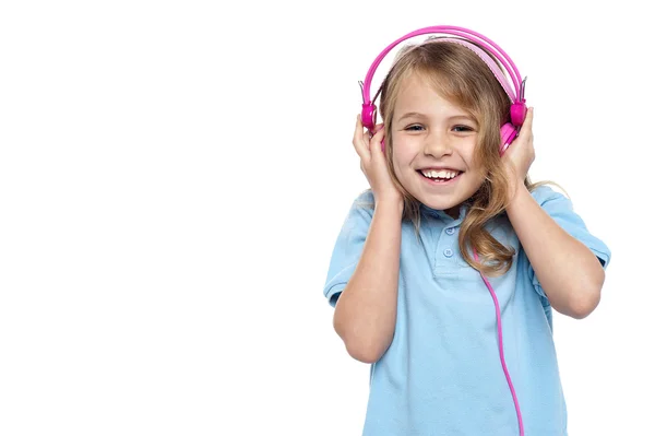 Chica bastante joven disfrutando de la música — Foto de Stock