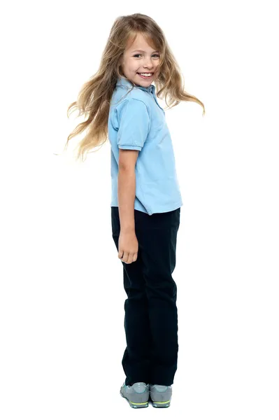 Sorrindo menina se voltando para a câmera — Fotografia de Stock