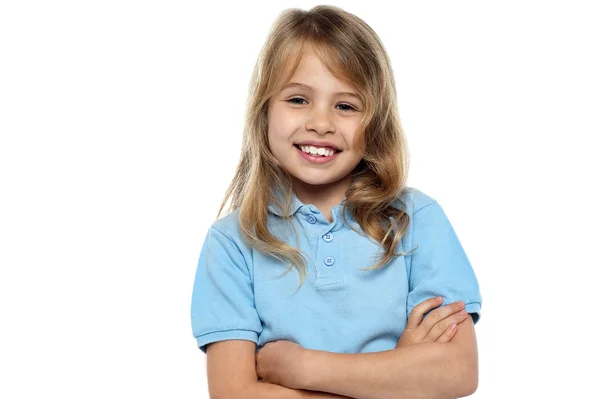 Hübsches Mädchen in Casuals posiert mit verschränkten Armen — Stockfoto