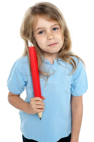 Chica joven sosteniendo lápiz rojo grande —  Fotos de Stock