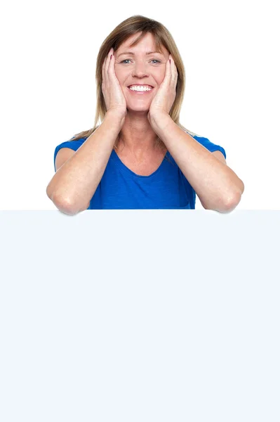 Alte Frau hinter großem weißen Banner — Stockfoto