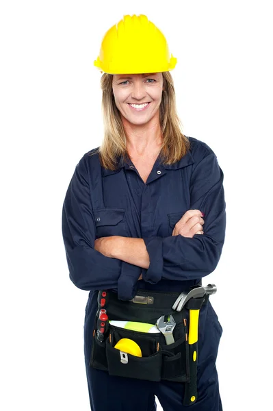 Mulher confiante com capacete e cinto de ferramentas — Fotografia de Stock