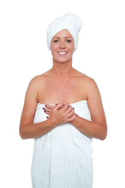 Mulher alegre spa usando toalha de banho — Fotografia de Stock