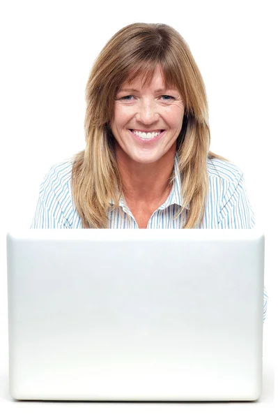 Bastante sonriente señora trabajando en el ordenador portátil — Foto de Stock