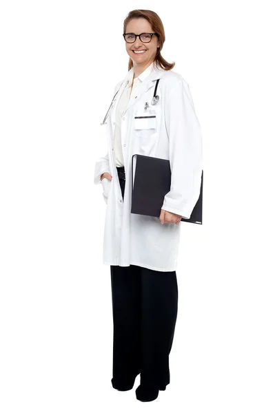 Mosolygó hölgy orvos orvosi fájllal a kezében — Stock Fotó