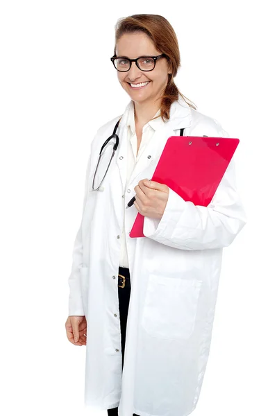 Enfermeira posando com prancheta durante o plantão hospitalar — Fotografia de Stock