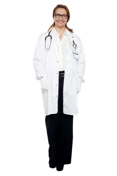 Confident smiling nurse, full length portrait — Stock Photo, Image