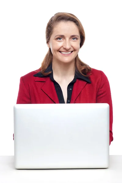 Zelfverzekerde zakenvrouw op het werk — Stockfoto