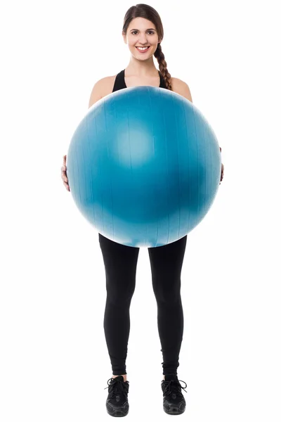 Фітнес жінка з великим синім тренувальним м'ячем — стокове фото