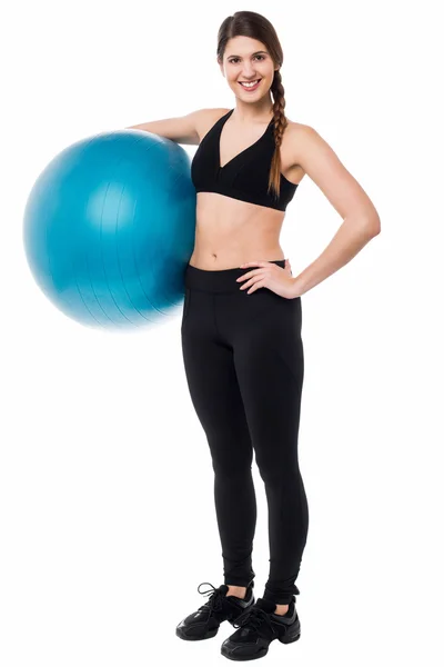 Mulher fitness com grande bola de exercício azul — Fotografia de Stock