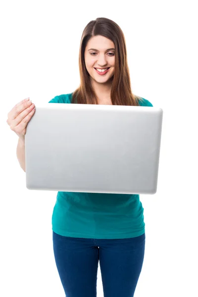 Sevimli genç kız tarassut video üstünde laptop — Stok fotoğraf