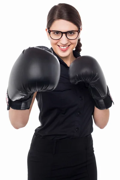 Oldukça genç boksör kadın içinde hareket — Stok fotoğraf