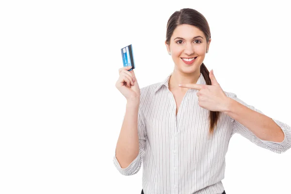 Mujer sonriente indicando hacia la tarjeta de crédito — Foto de Stock