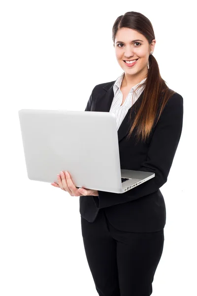 Jovem mulher em formals posando com um laptop — Fotografia de Stock