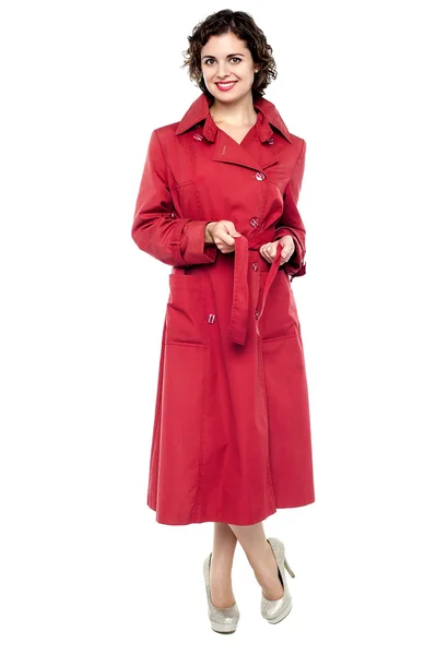 Belle femme de mode posant avec un manteau rouge Images De Stock Libres De Droits