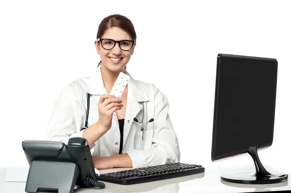 Senhora sorridente médico segurando pacote de medicina — Fotografia de Stock