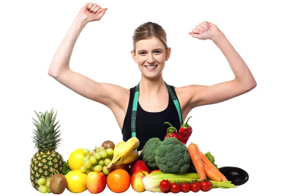 Gelukkig tiener met groenten en fruit — Stockfoto