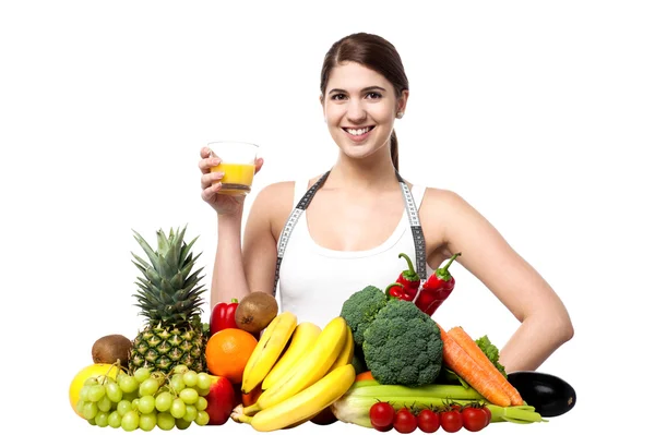 Mujer joven con frutas y vaso de jugo — Foto de Stock