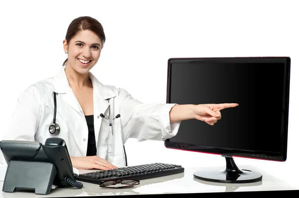 Female physician pointing at computer screen — Stock Photo, Image